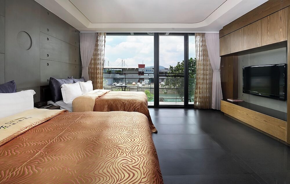 Lake View Hotel 12/47