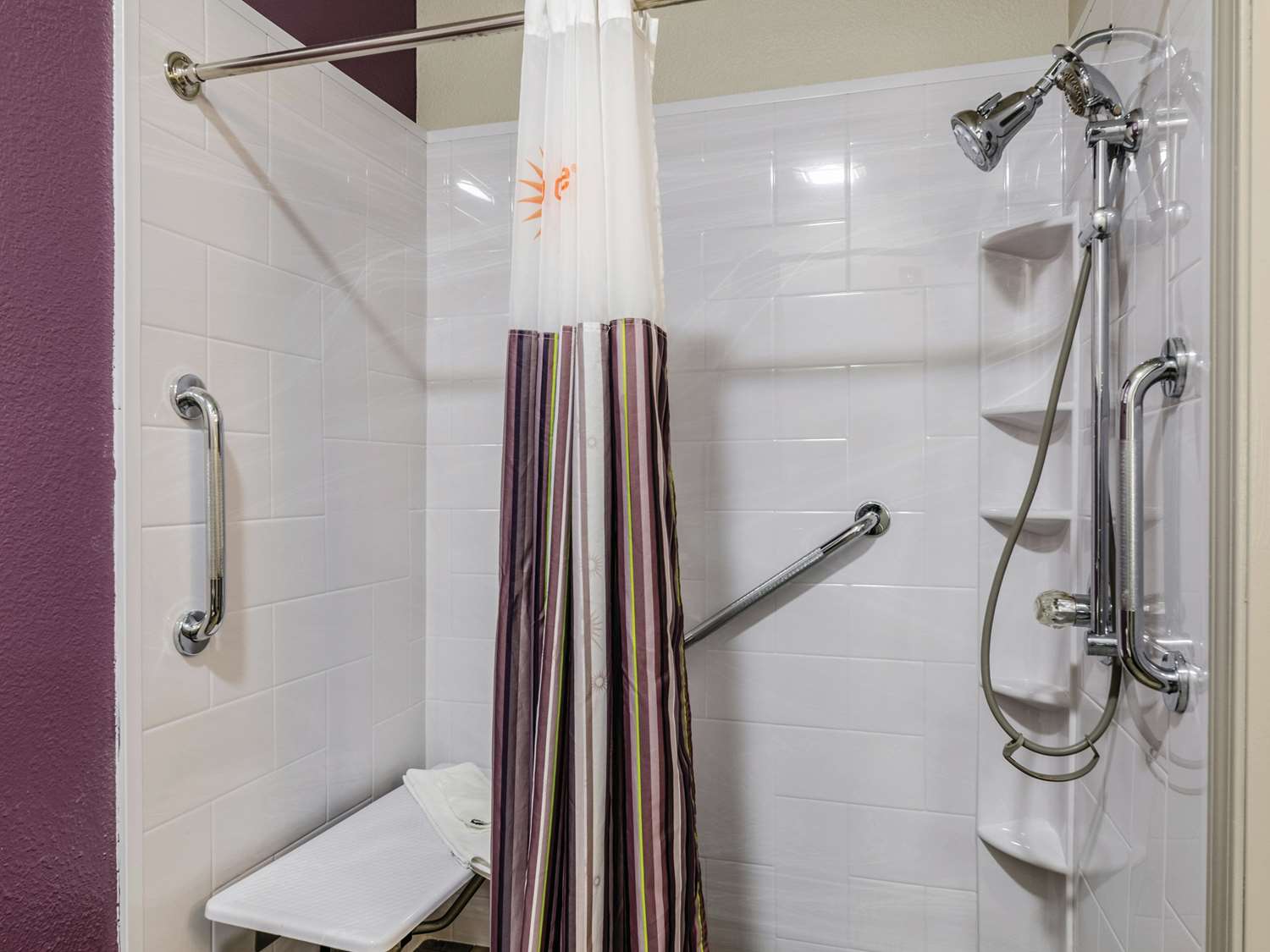 La Quinta Inn and Suites by Wyndham Kansas City Airport 33/34