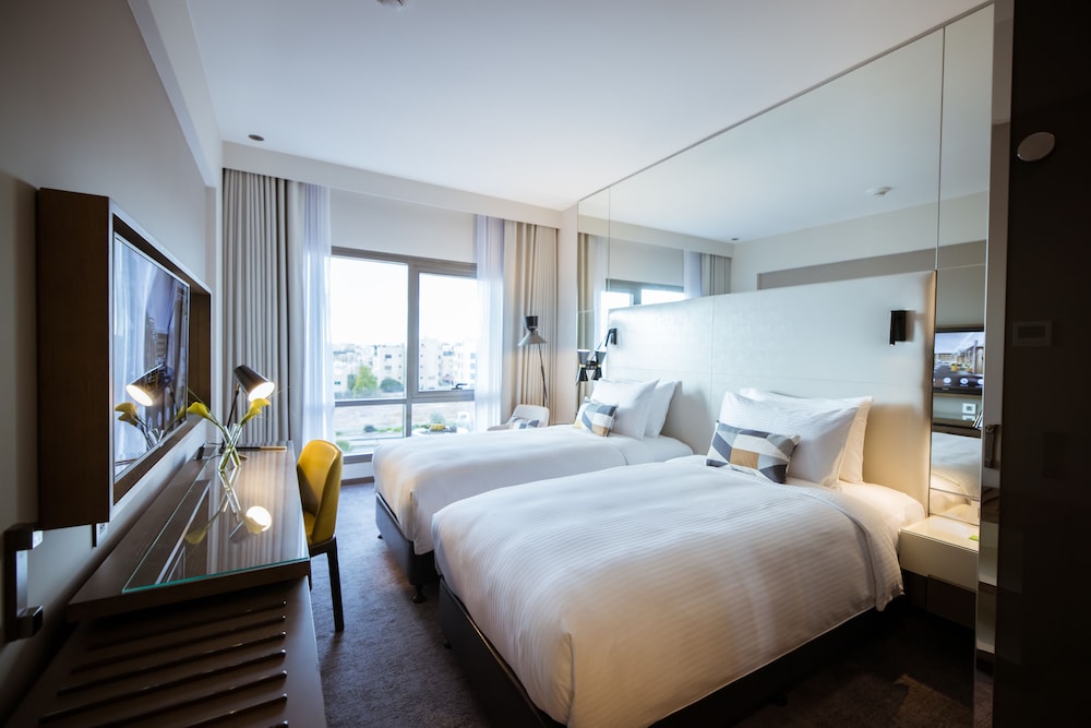 CENTRO, TWIN BEDS