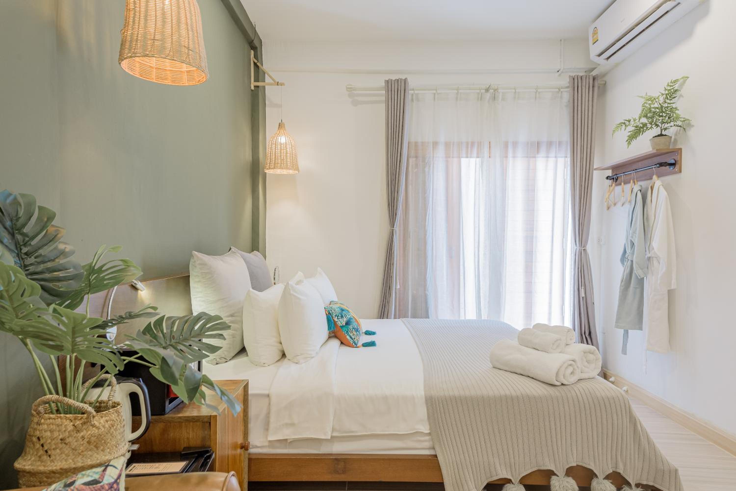 غرفة بسرير كينج بإطلالة على الحديقة، Yolo Bangkok Boutique Hotel 4/10