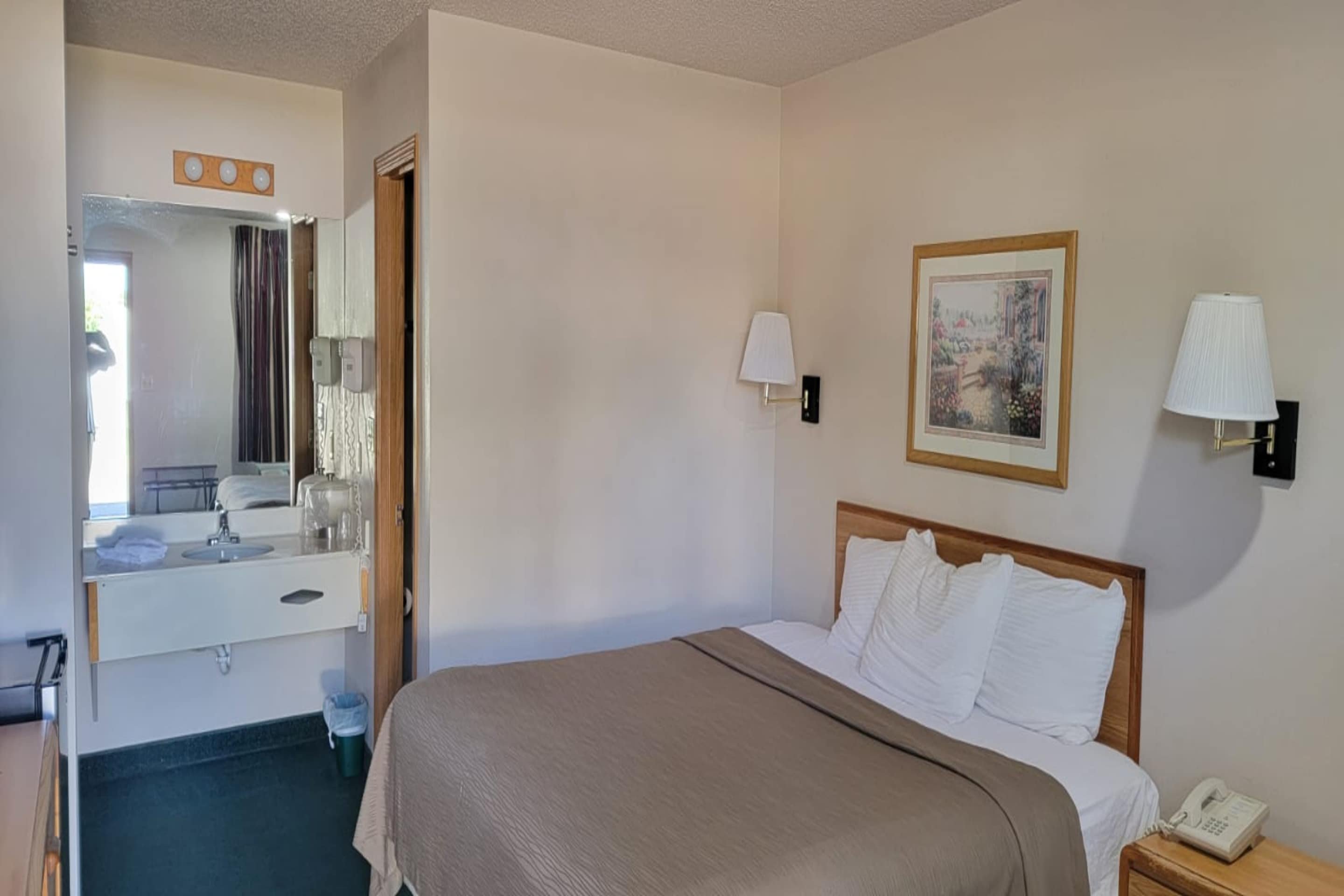 HomeTown Inn By OYO Texhoma, OK 10/50