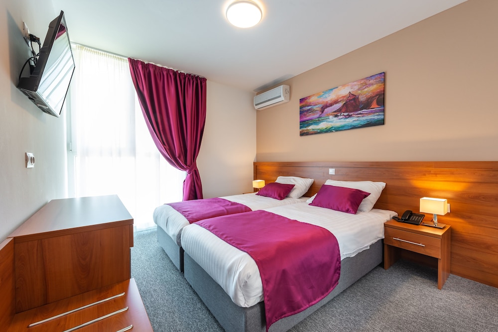 Hotel Komodor 16/63