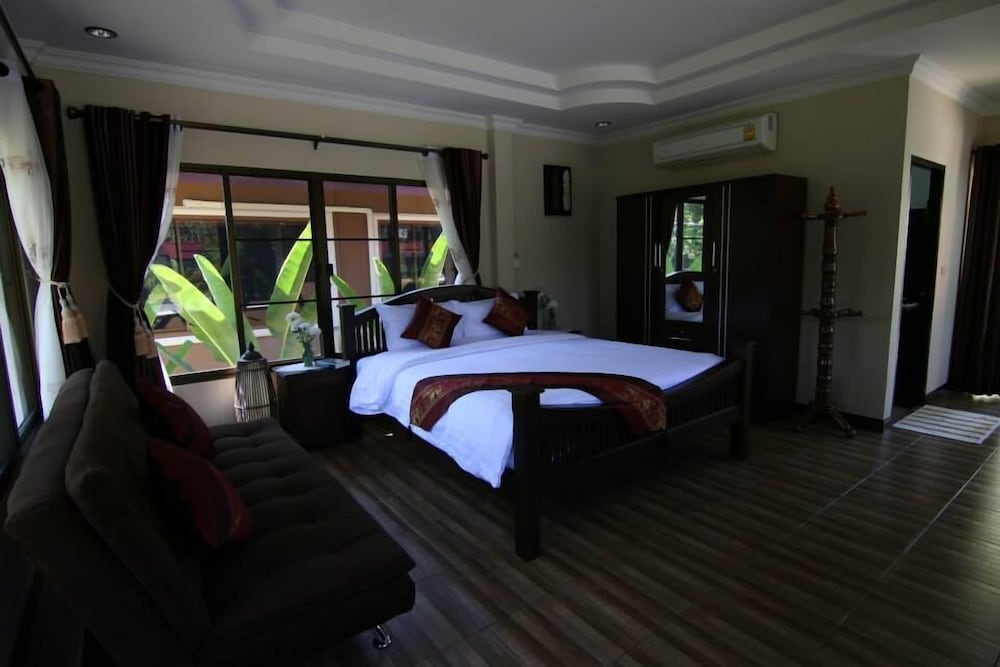 DELUXE, BUNGALOW