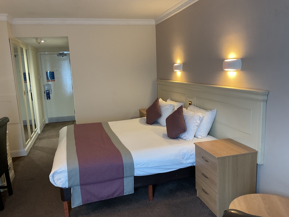 DELUXE, DOUBLE OR TWIN BED