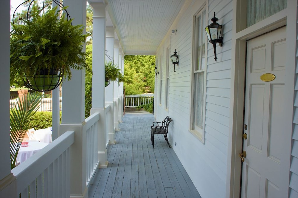 Lookaway Inn 62/64