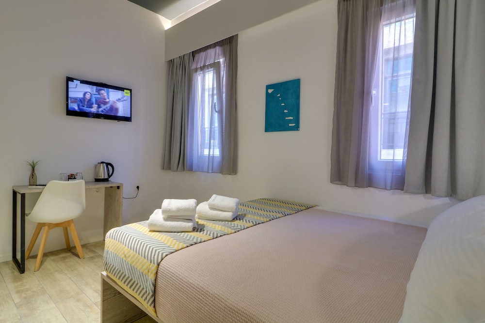 ROOM, QUEEN BED