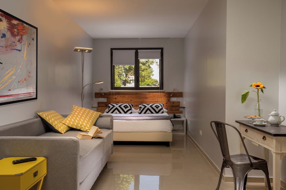 ROOM, QUADRUPLE