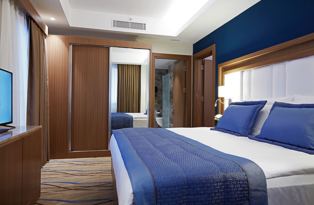French, Suite, King Bed, 2 Murphy Beds