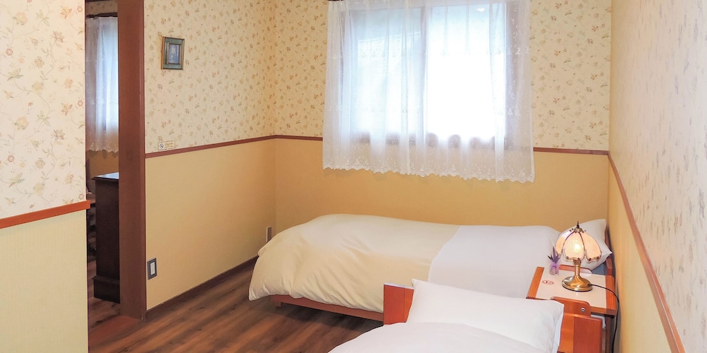 WESTERN, TRIPLE, SHARED BATHROOM