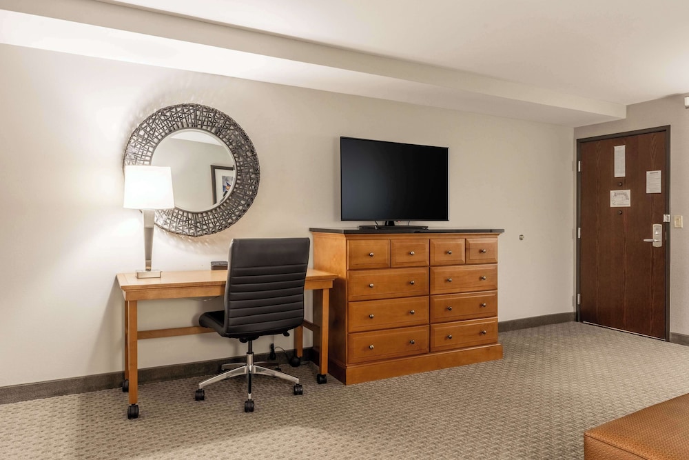 Drury Plaza Hotel Broadview Wichita 45/50