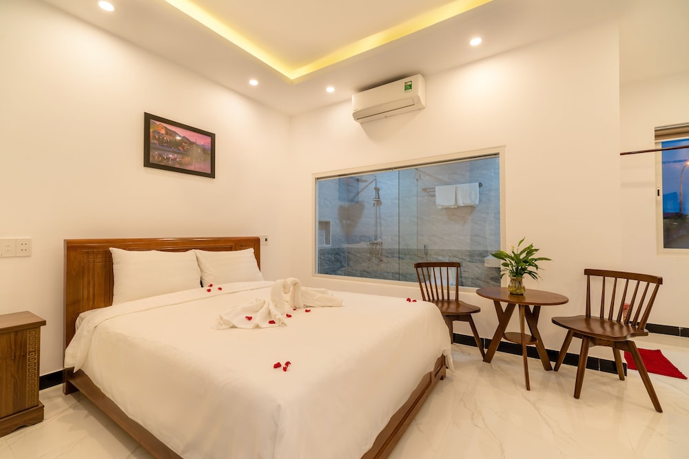 DELUXE, DOUBLE BED