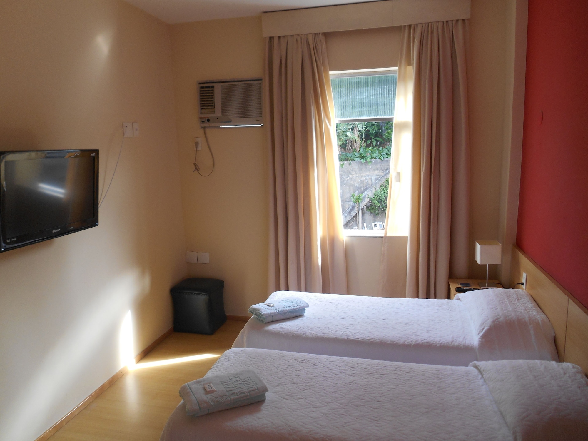 ROOM, DOUBLE OR TWIN BED