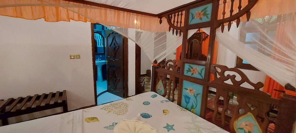 TAUSI PALACE HOTEL 80/90