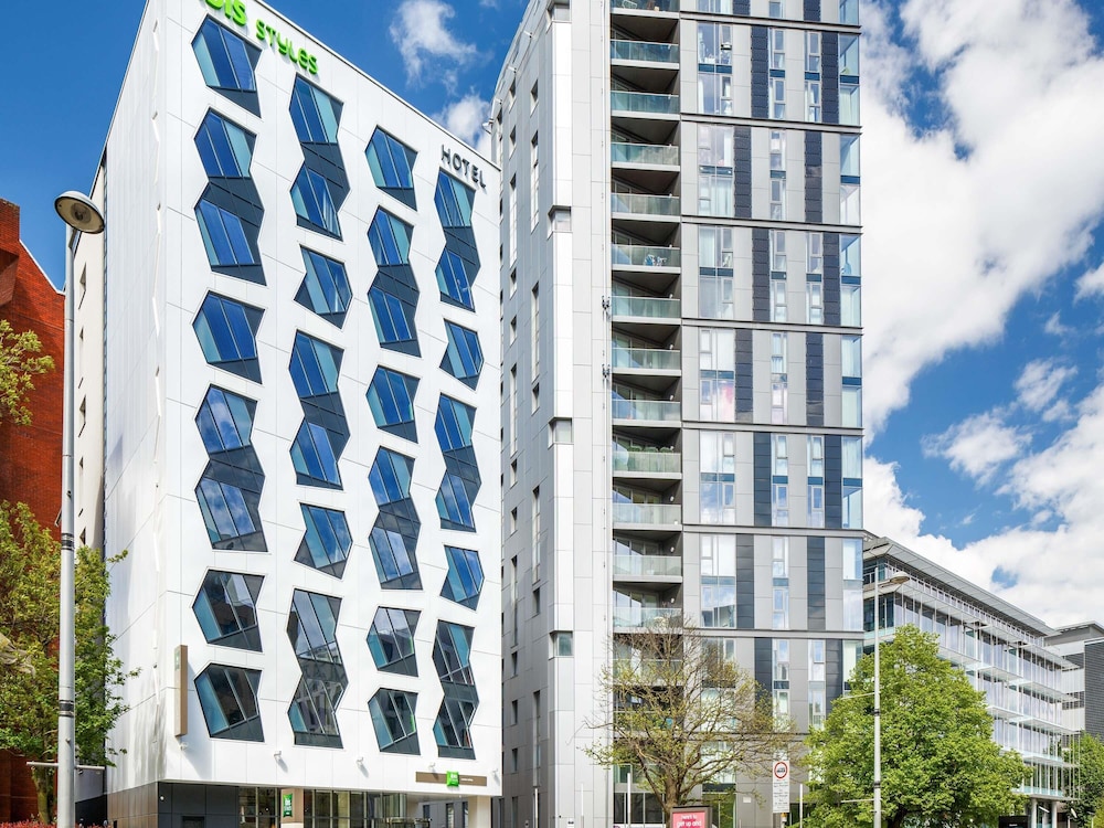 IBIS STYLES LONDON EALING 4/76