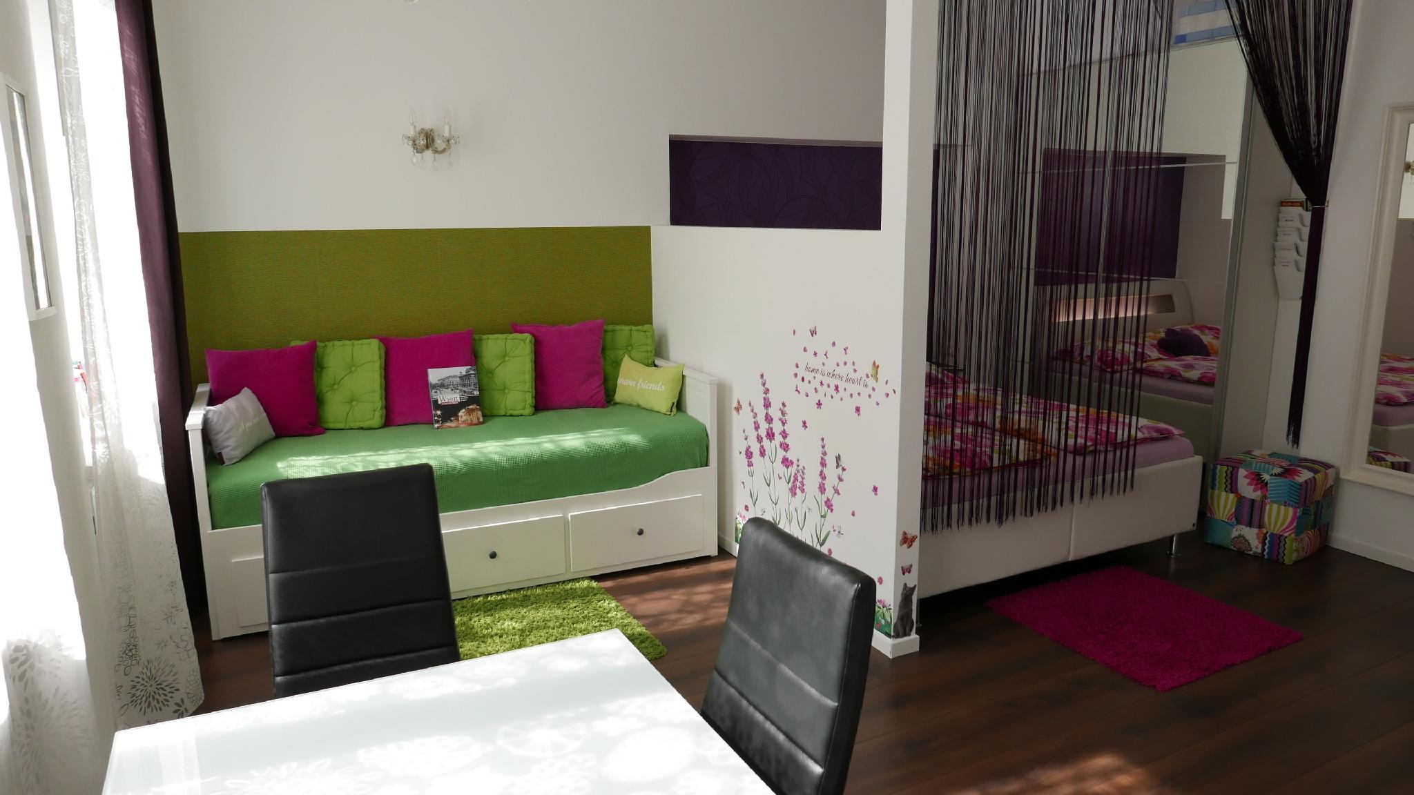 GoVienna Small Modern Apartment 10/22