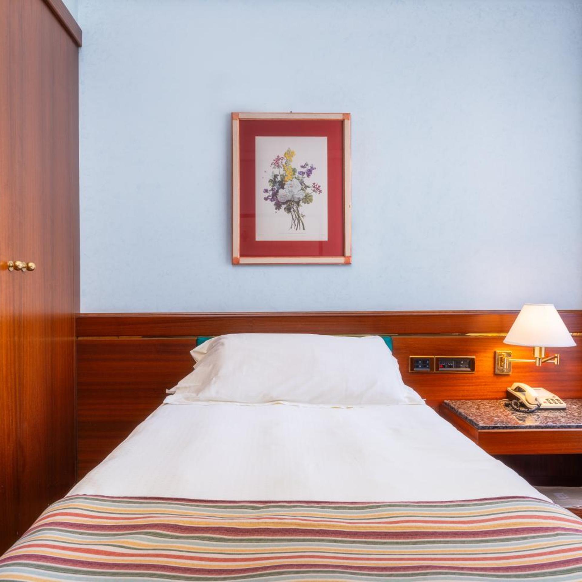 غرفة مفردة، Hotel Crivis 4/16