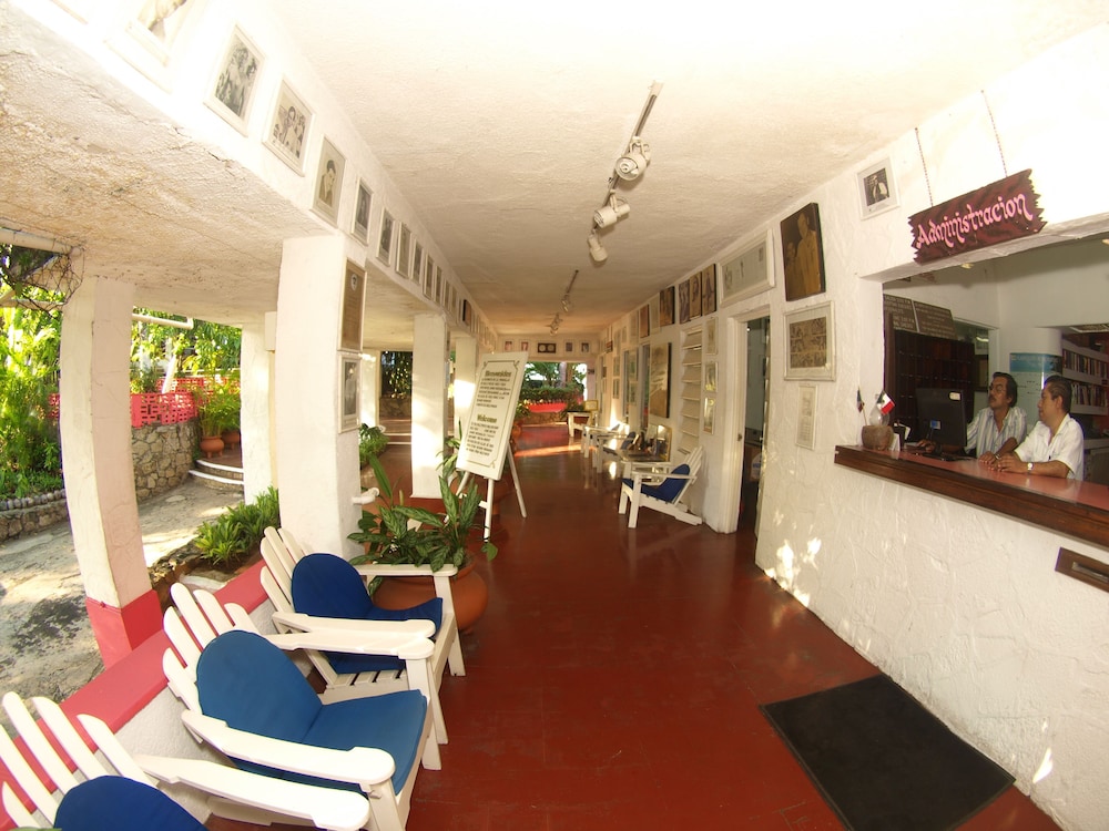 Los Flamingos Hotel 5/47