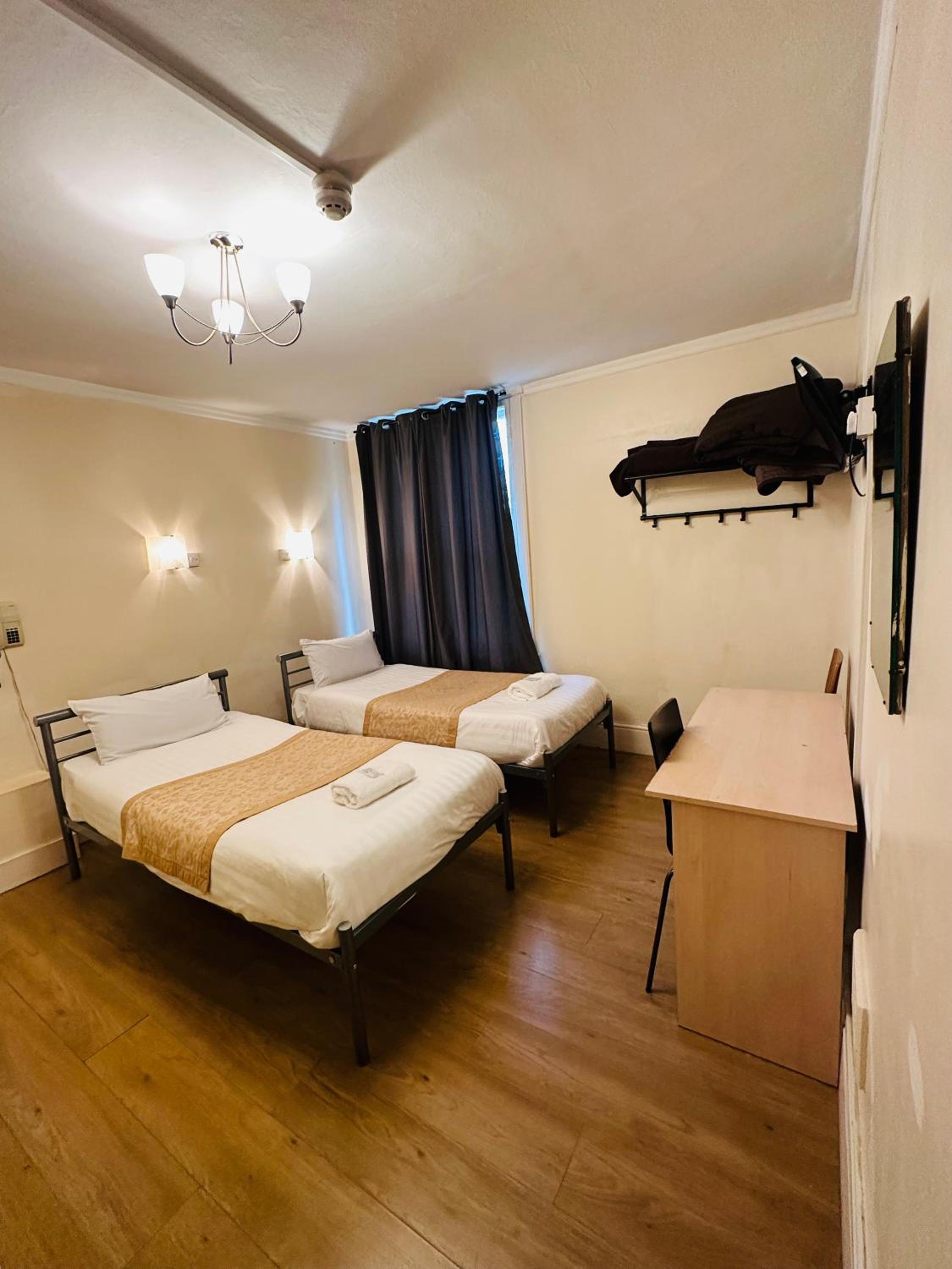 ROOM, TWIN BEDS