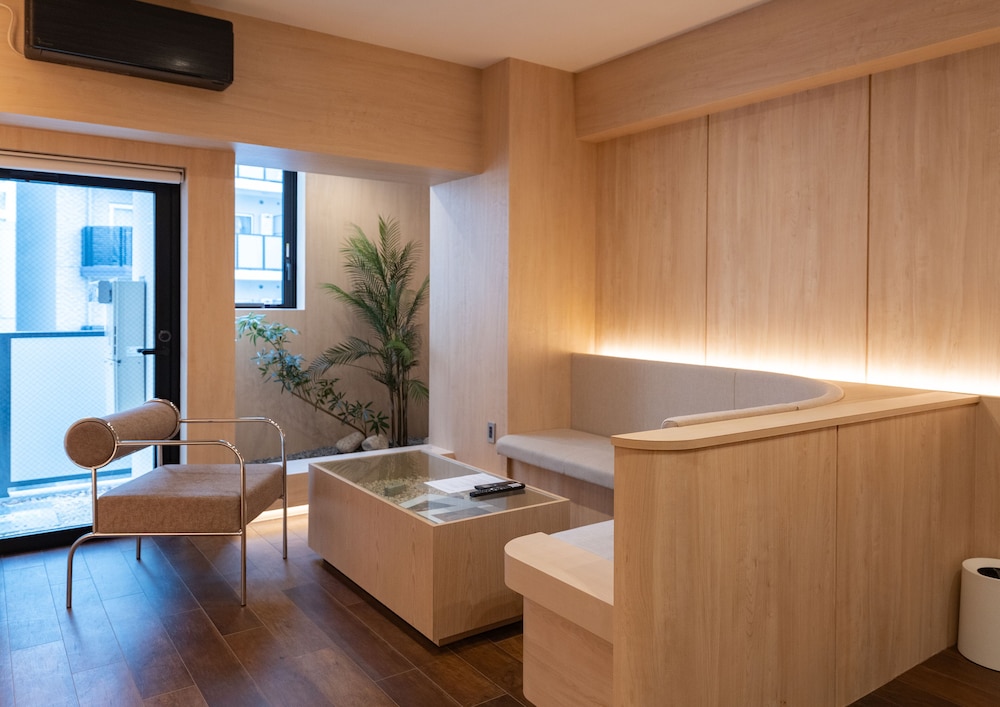 UH Suite Namba Station 26/41