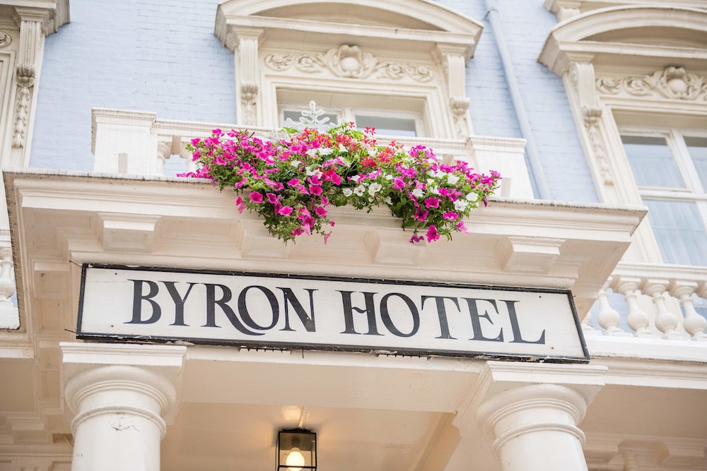 Byron Hotel 8/69