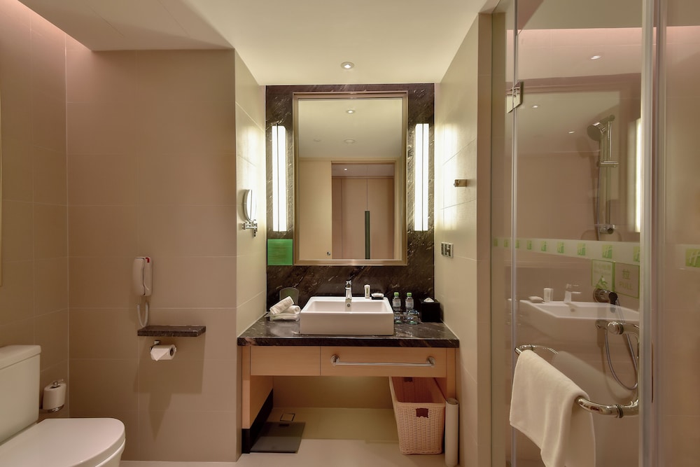 غرفة بريميوم بسرير كينج بإطلالة على البحر للمدخنين، Holiday Inn Haikou West Coast 5/5