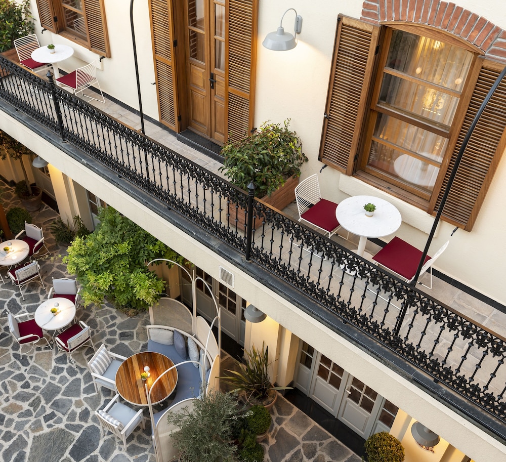 Ecole St. Pierre Hotel 7/50