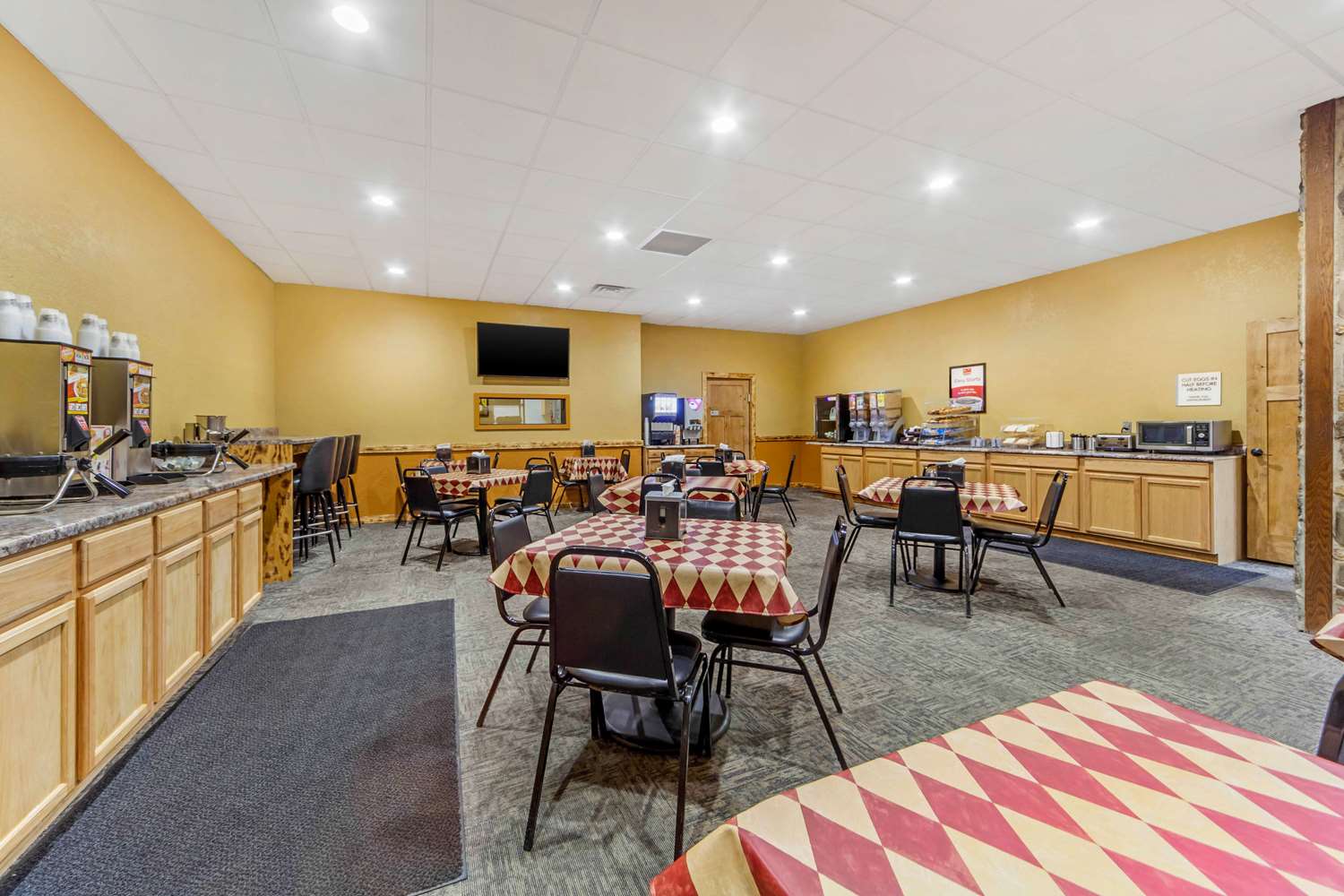 Econo Lodge Inn & Suites Brookings, SD 36/41