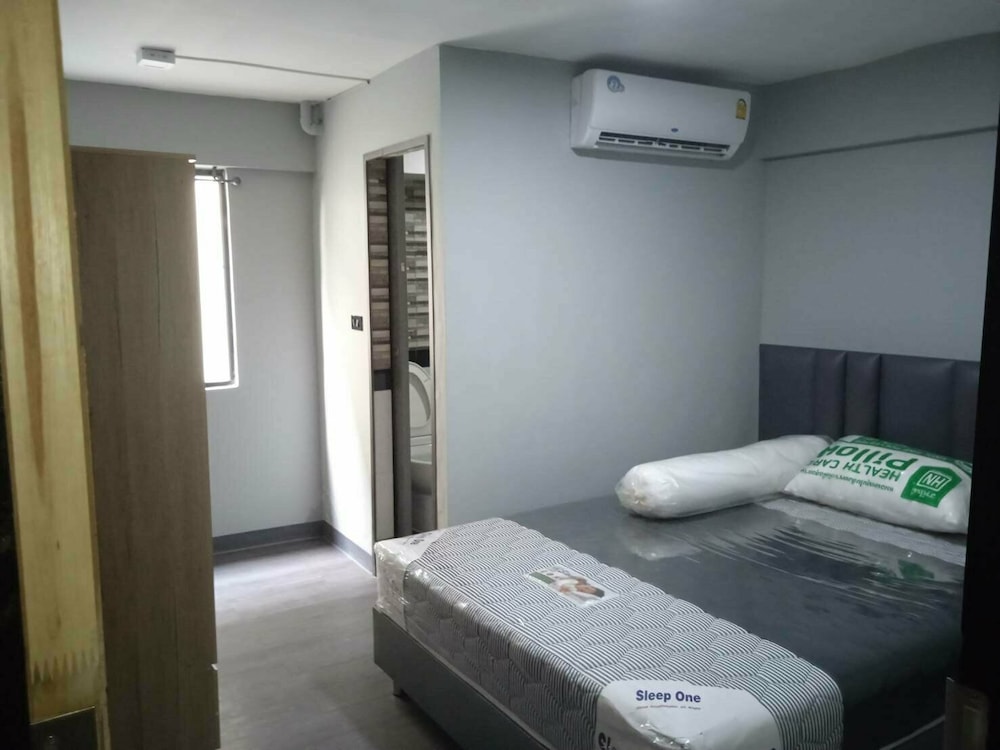 ROOM, QUEEN BED