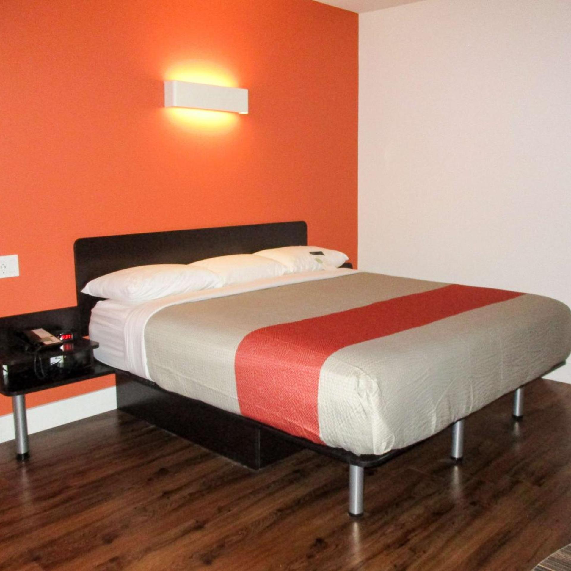 1 Queen Bed - Mobil Acces Tub Nsmk Minifridg