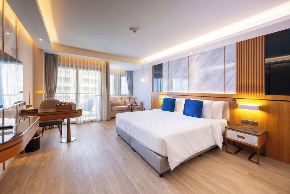 DELUXE, KING BED