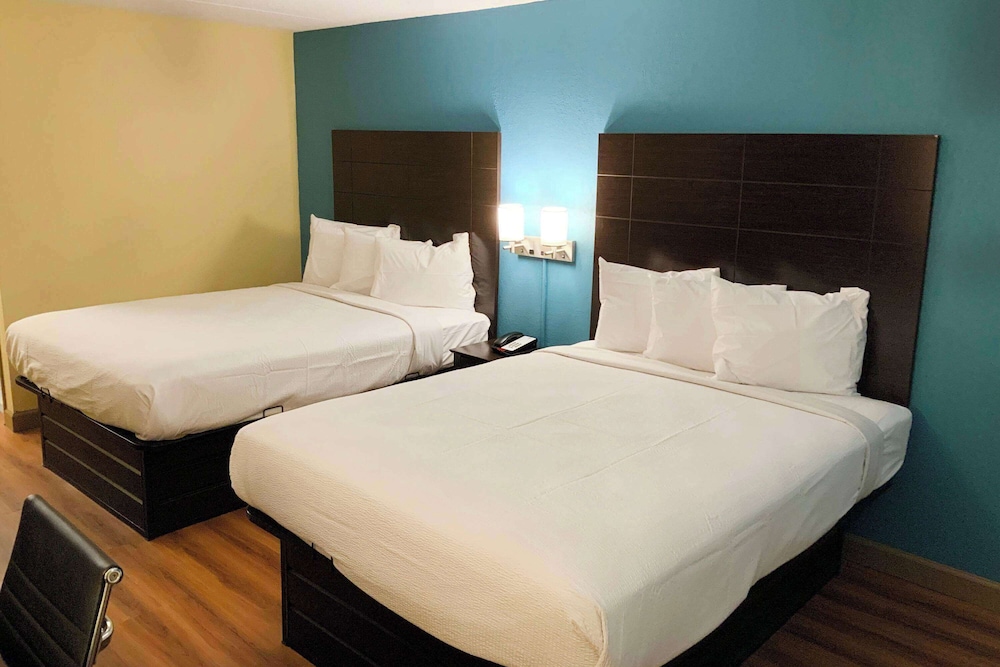 Days Inn by Wyndham Troy IL 15/34