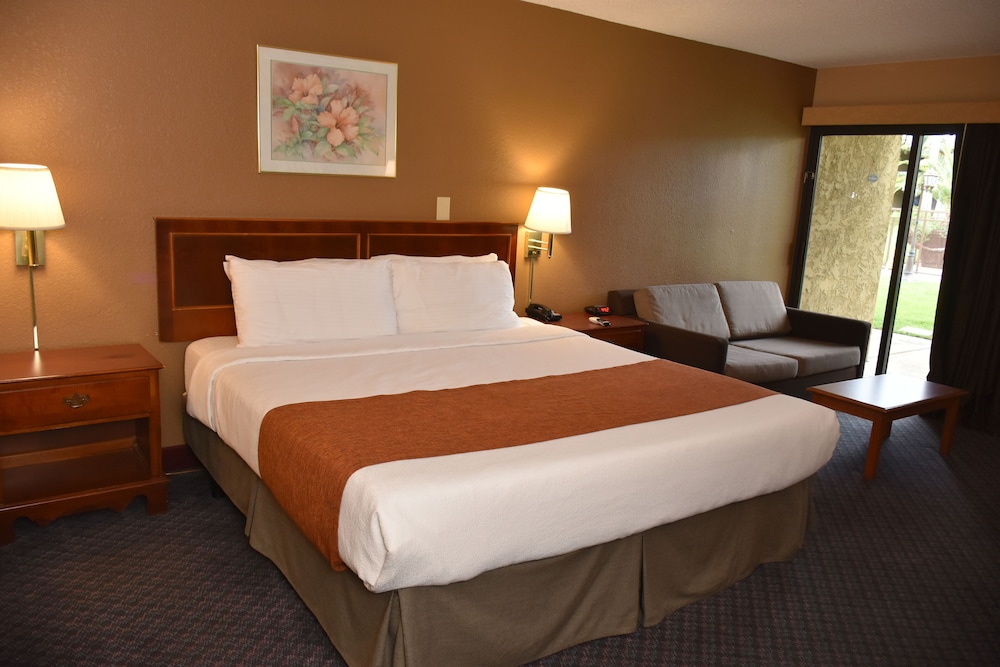EXECUTIVE, KING BED, POOL VIEW, BALCONY