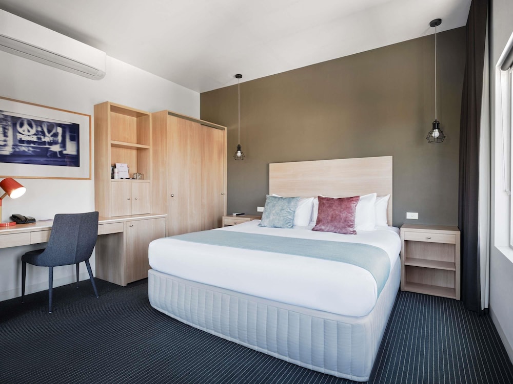 SUPERIOR, KING BED, ACCESSIBLE