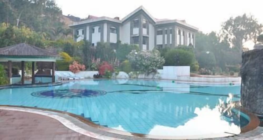 BLUE COUNTRY RESORT 31/33