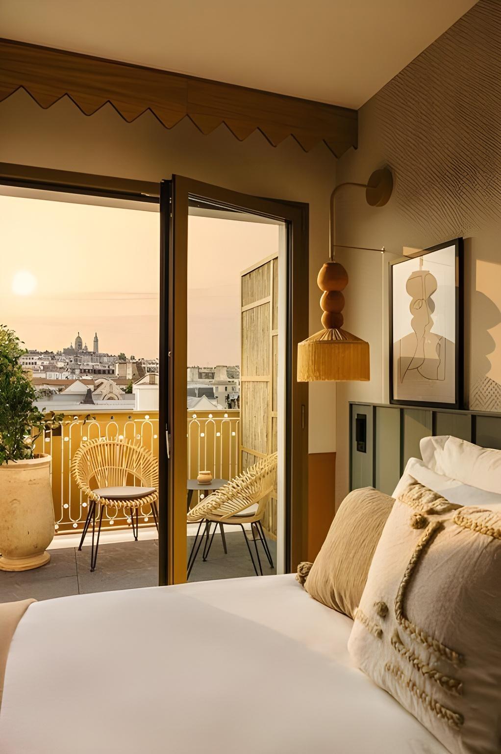 CLASSIC, QUEEN BED, MONTMARTRE VIEW, BALCONY