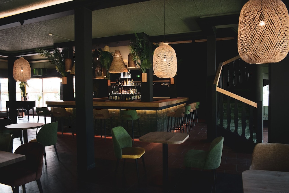 Logis Hotel Black and Green 34/50
