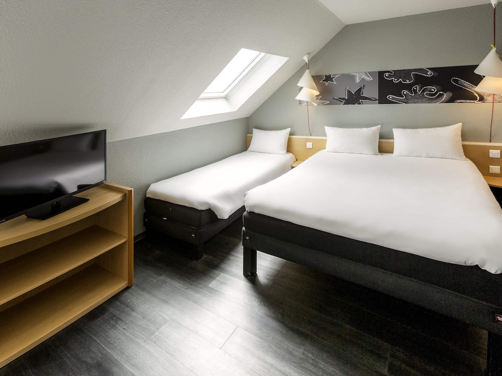 IBIS CHERBOURG LA GLACERIE 19/77