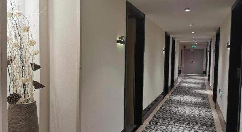GreenTree Inn Shanghai Yuyuan Garden Xiaonanmen Subway Station Express Hotel 40/50