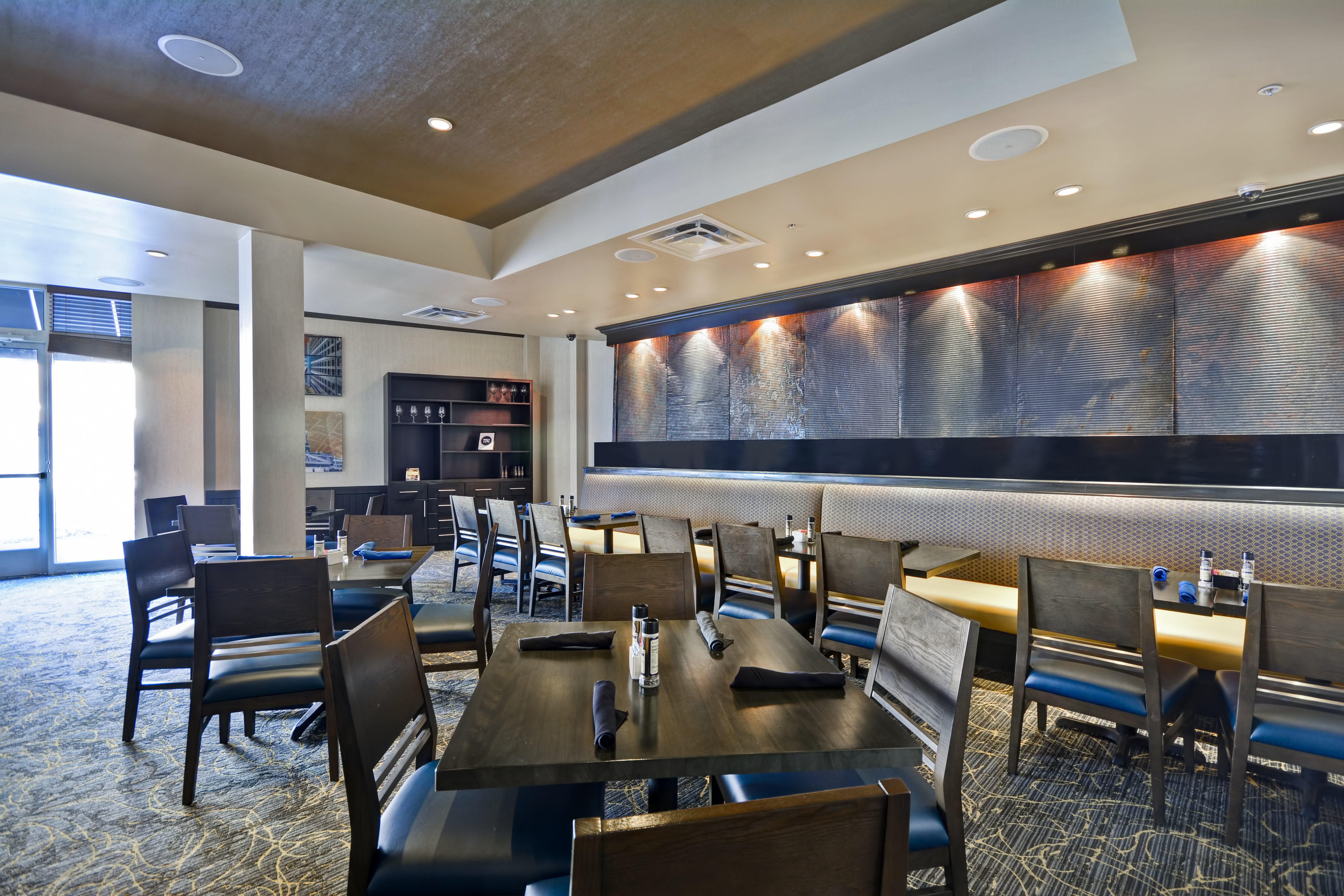 Holiday Inn Detroit Metro Airport 30/58
