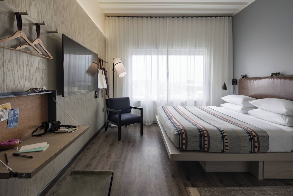 ROOM, KING BED, ACCESSIBLE