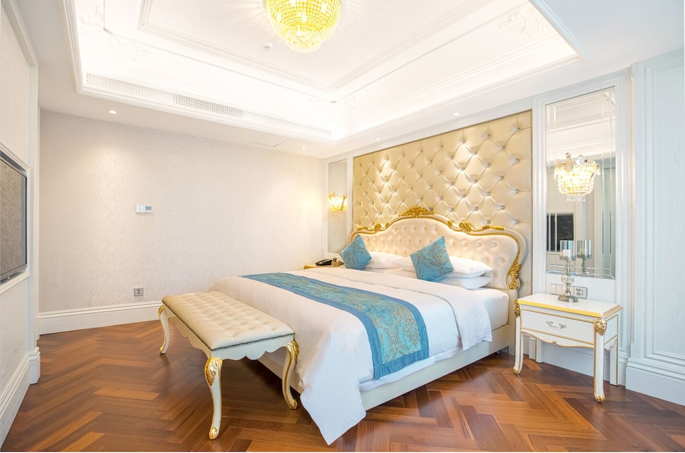 DELUXE, SUITE, KING BED