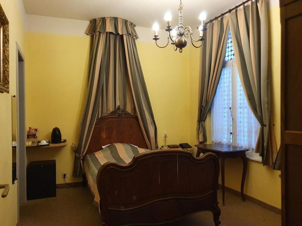 Erasmus Hotel 10/35