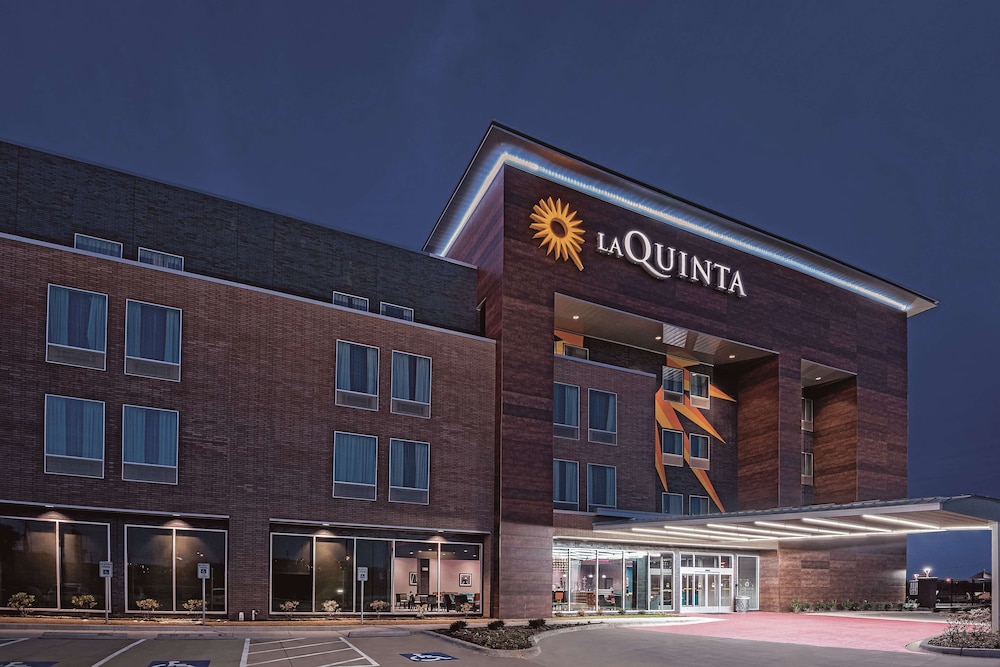 La Quinta Inn & Suites by Wyndham Dallas Grand Prairie North 1/42