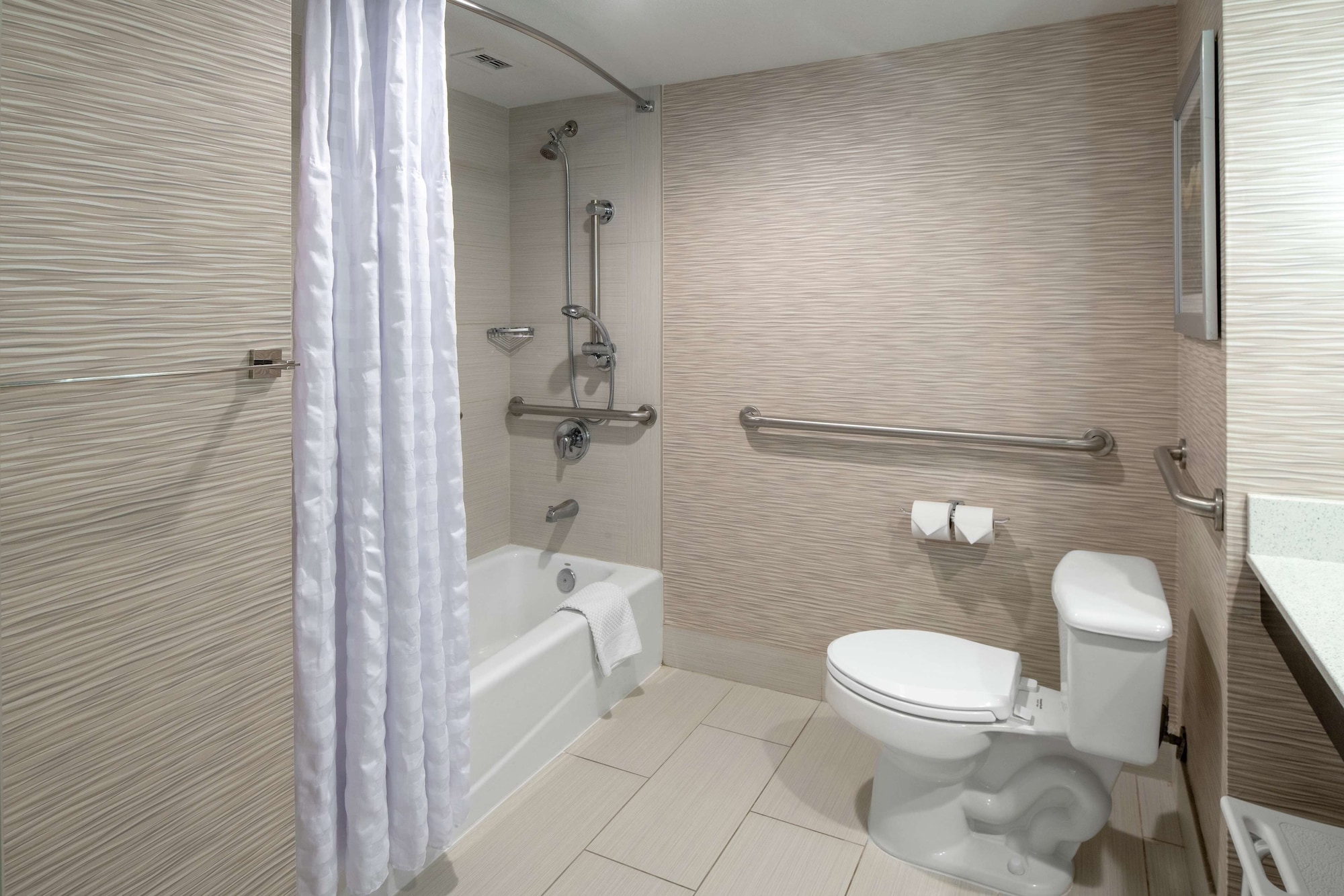 Room, King Bed, Balcony or Patio, Accessible، Doubletree By Hilton Hotel Jacksonville Airport 6/8