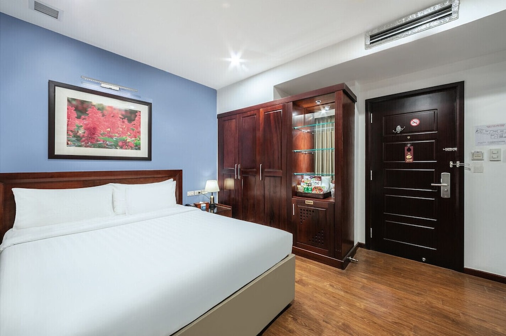 Standard, Queen Bed