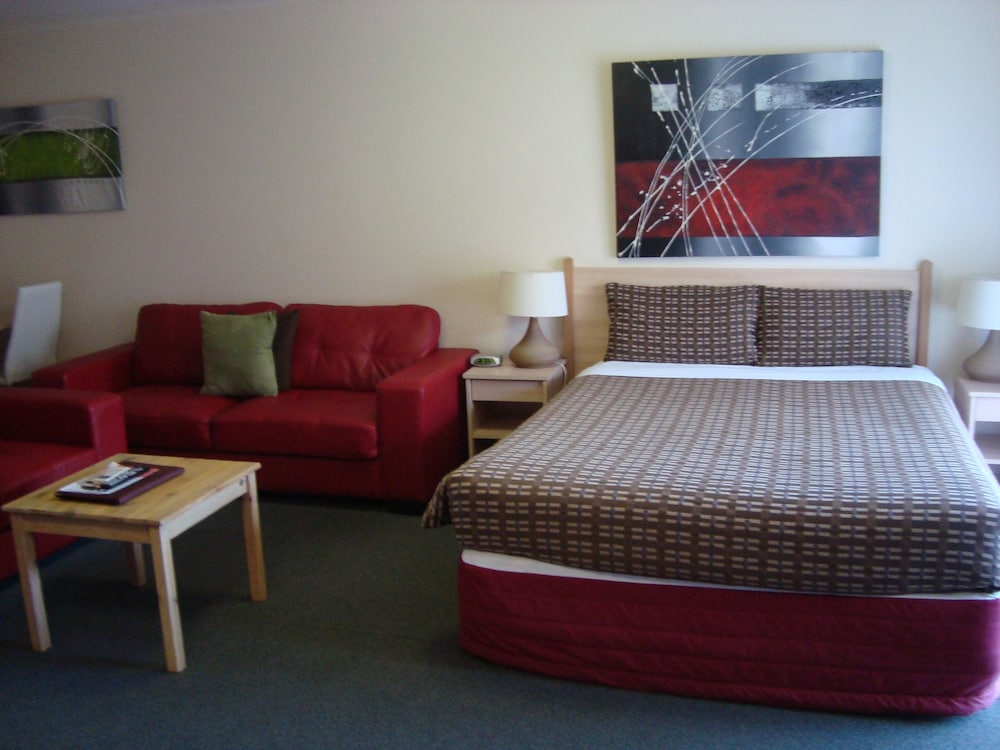 Beachcomber Motel And Apartments 8/63