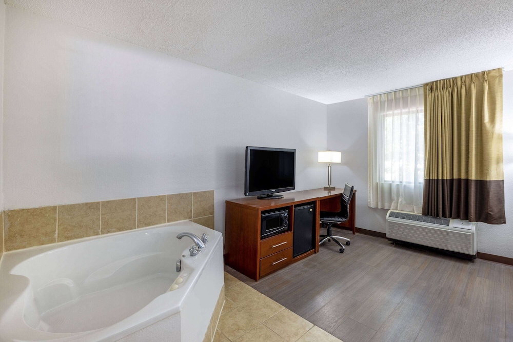 Travelodge by Wyndham Brooklyn Center 47/48