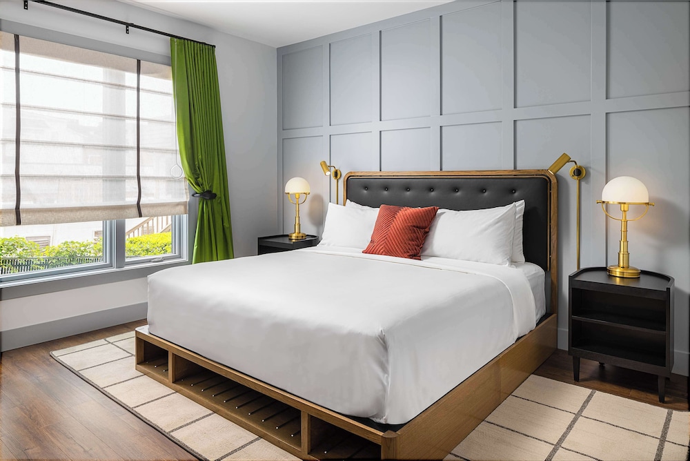 DELUXE, KING BED, ACCESSIBLE