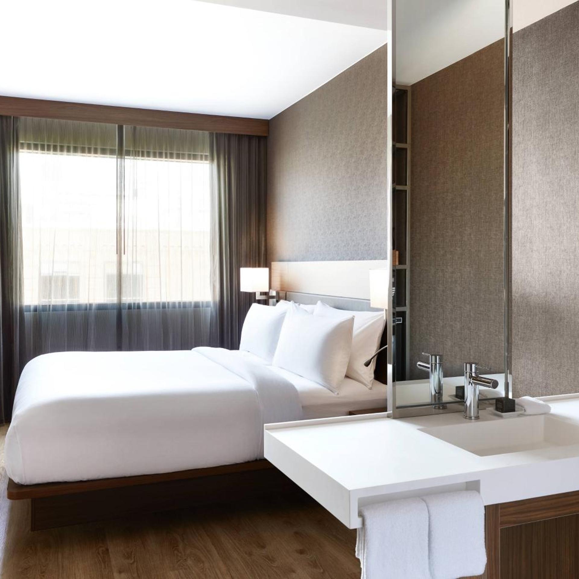 Guest Room, King Bed, City View