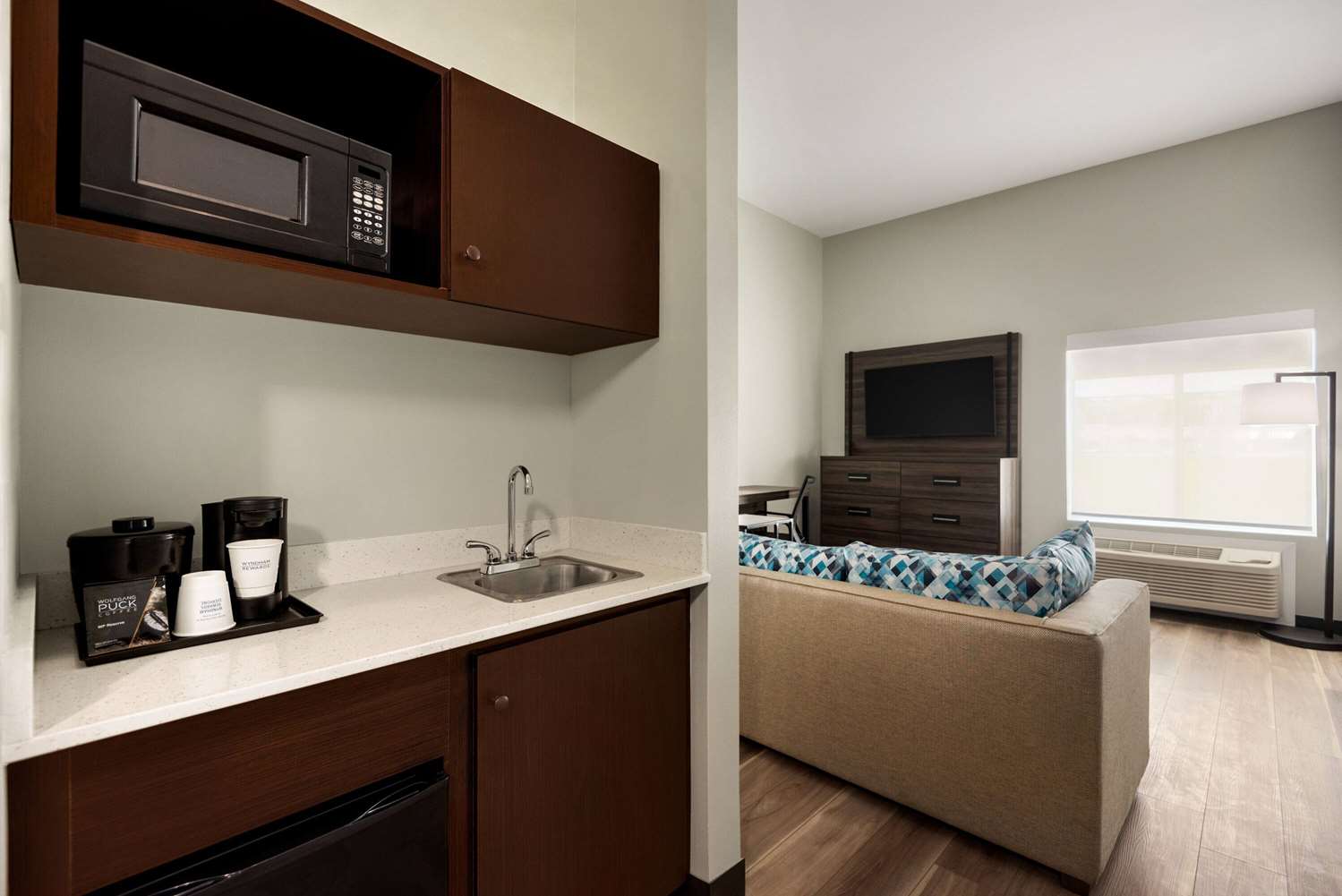 La Quinta Inn & Suites by Wyndham Gonzales LA 47/48